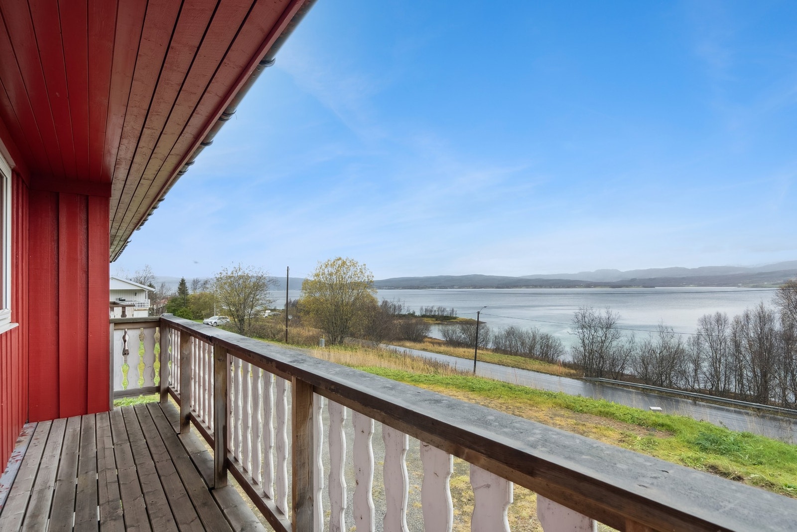 Super balkong med utsikt mot Tjeldsundet og Evenskjer. Galleribilde
