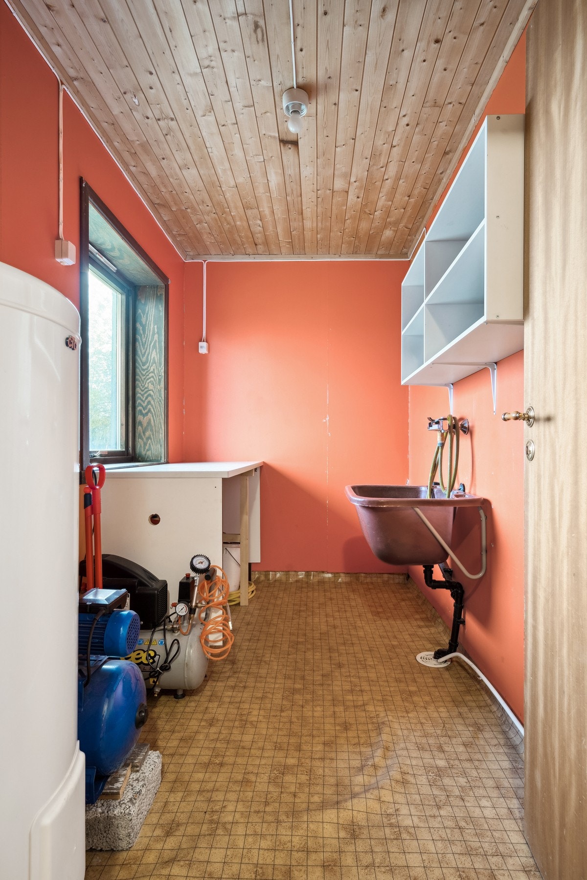 Vaskerom i underetasje, like ved inngangsparti. Galleribilde