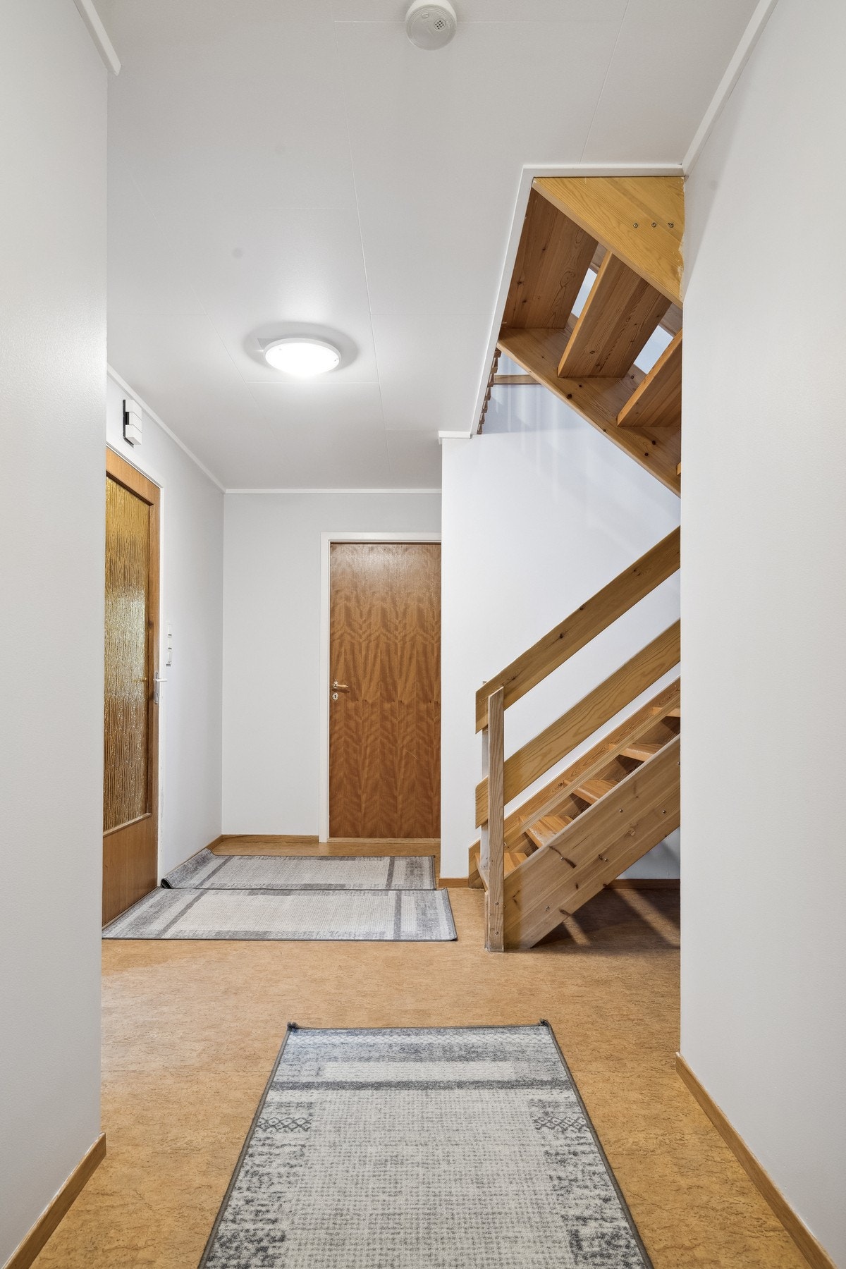 Entre. Dør i motsatt ende fører til 2 boder med rikelig lagringsplass. Galleribilde