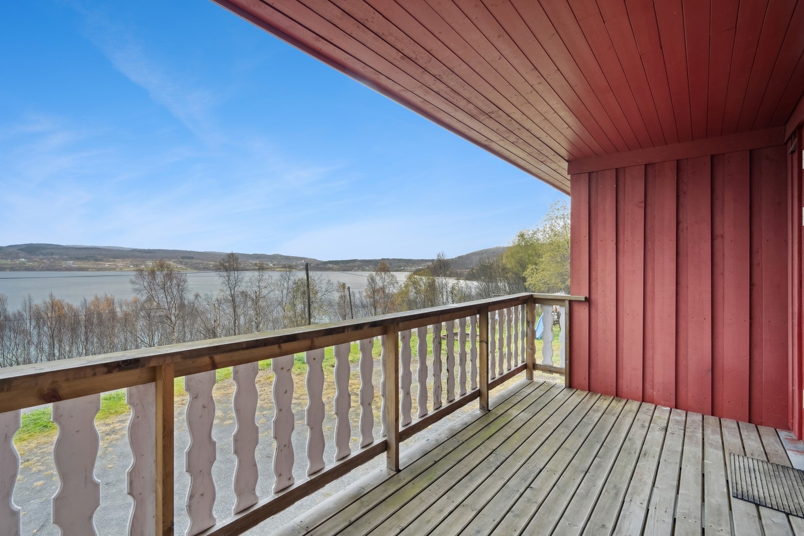 Upåklagelig utsikt fra balkongen utenfor stuen - her ser du mot Breistrand og Sør-Lavangen. Galleribilde