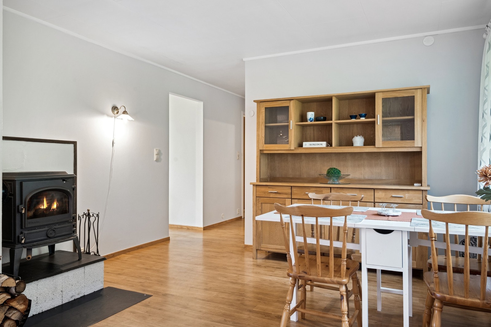 Deilig med vedfyring i den kalde årstida. Galleribilde