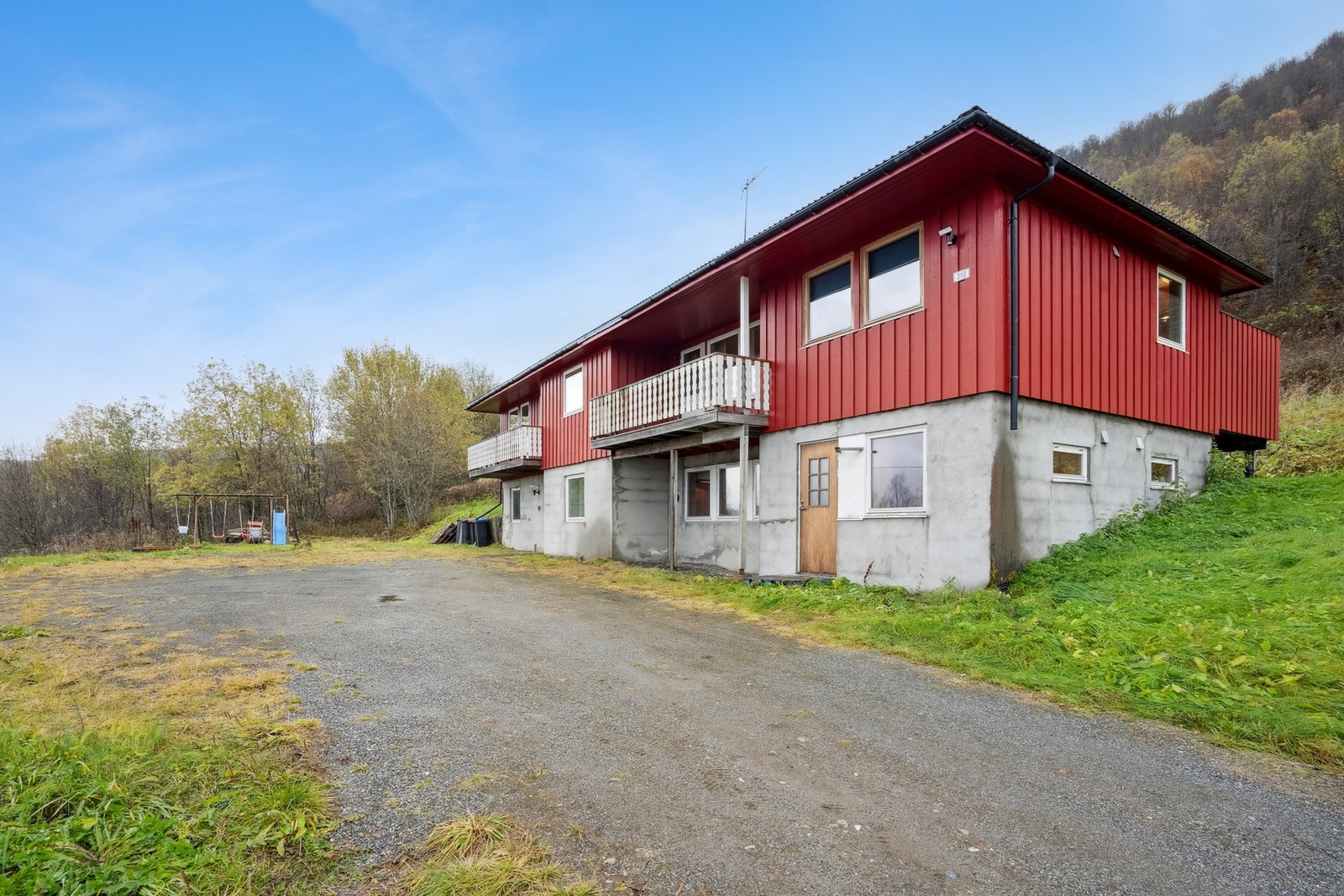 Fasade med stor gårdsplass. Galleribilde