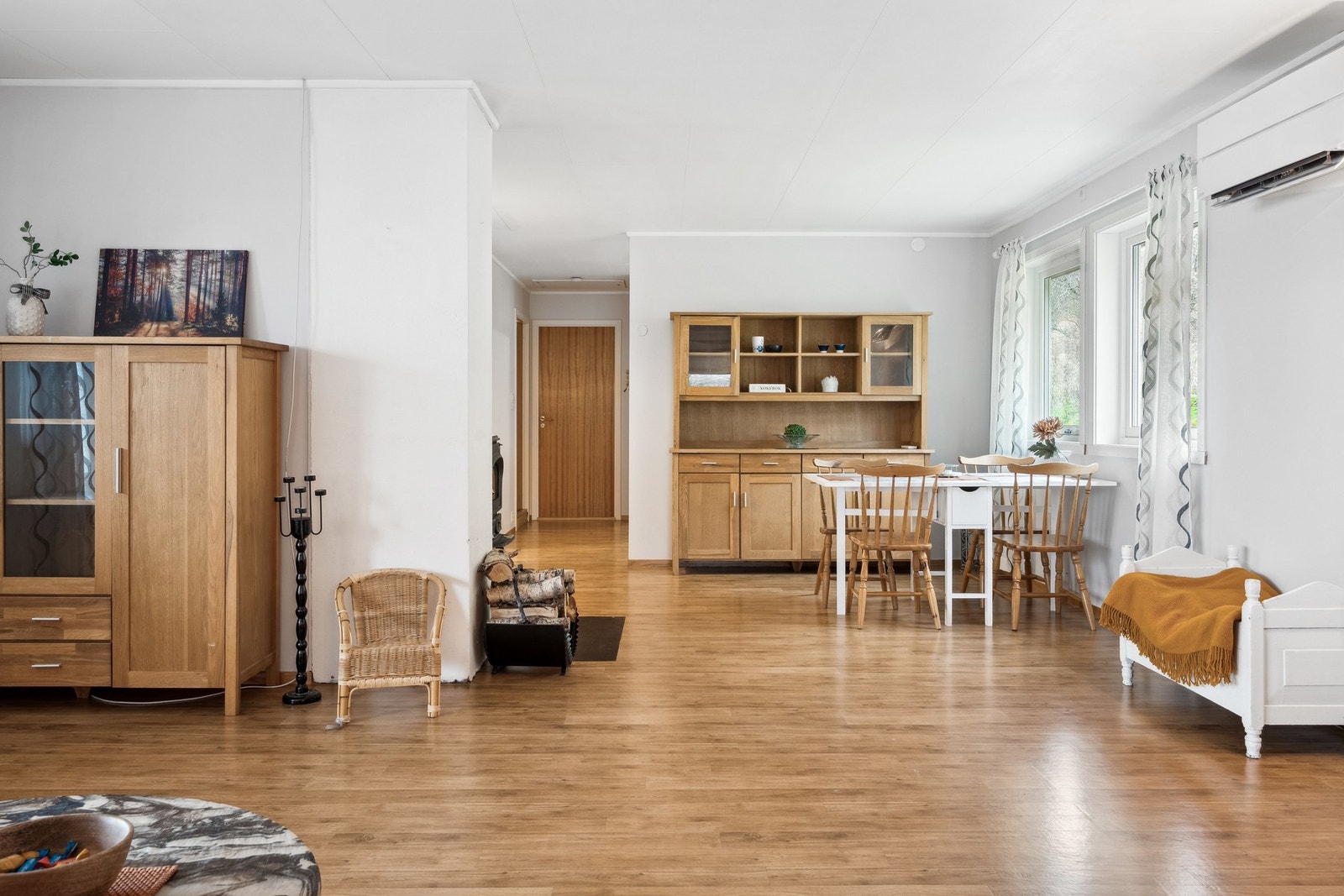 Stua har fine møbleringsmuligheter med vinduer på begge sider. Galleribilde