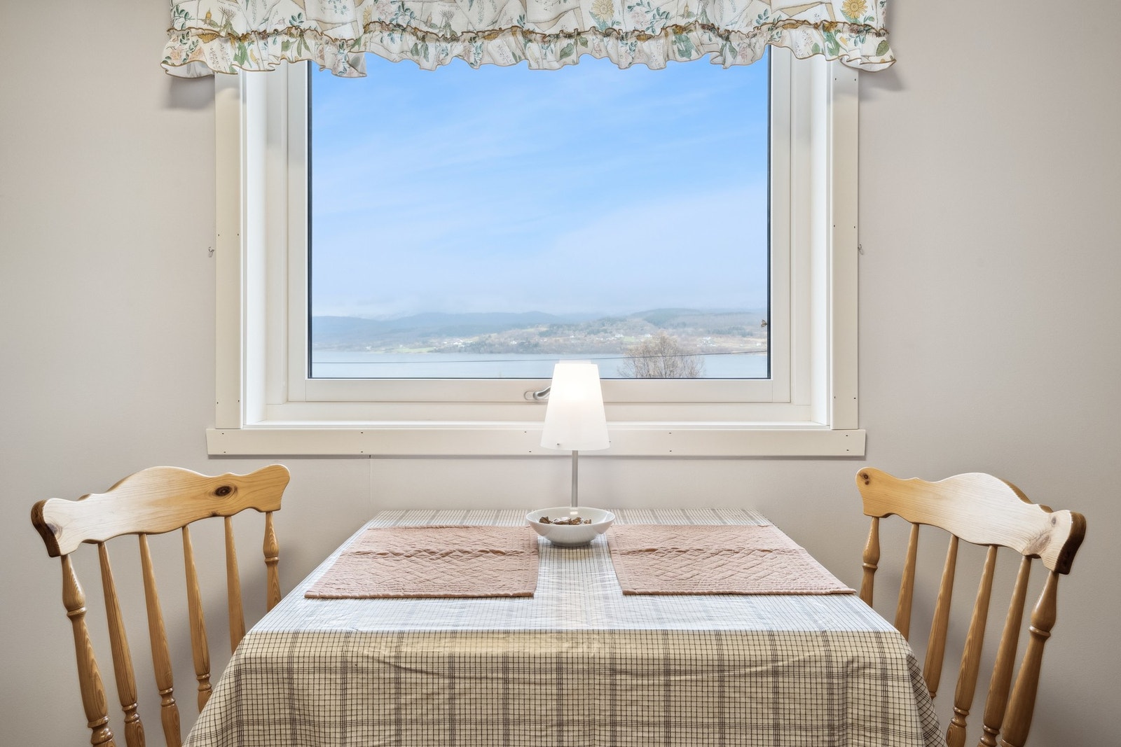 Spiseplass på kjøkkenet med utsikt mot vakre Evenskjer. Galleribilde