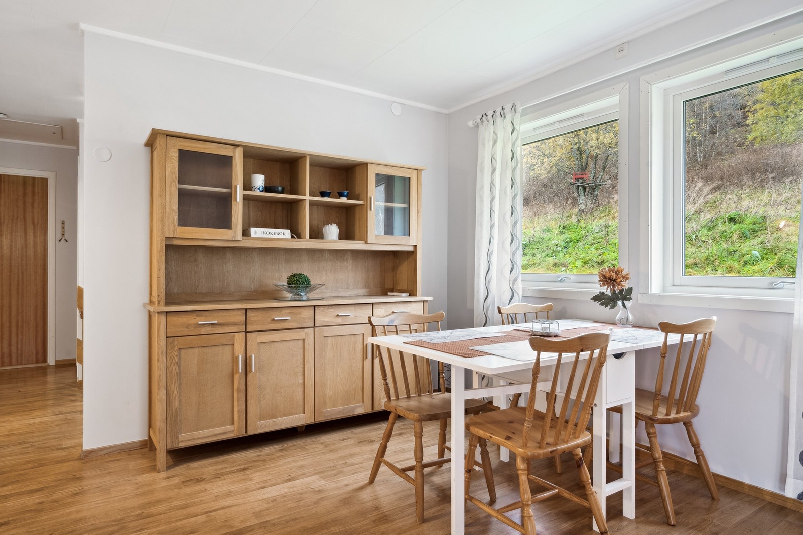 Koselig, grønn utsikt fra spisestua. Galleribilde