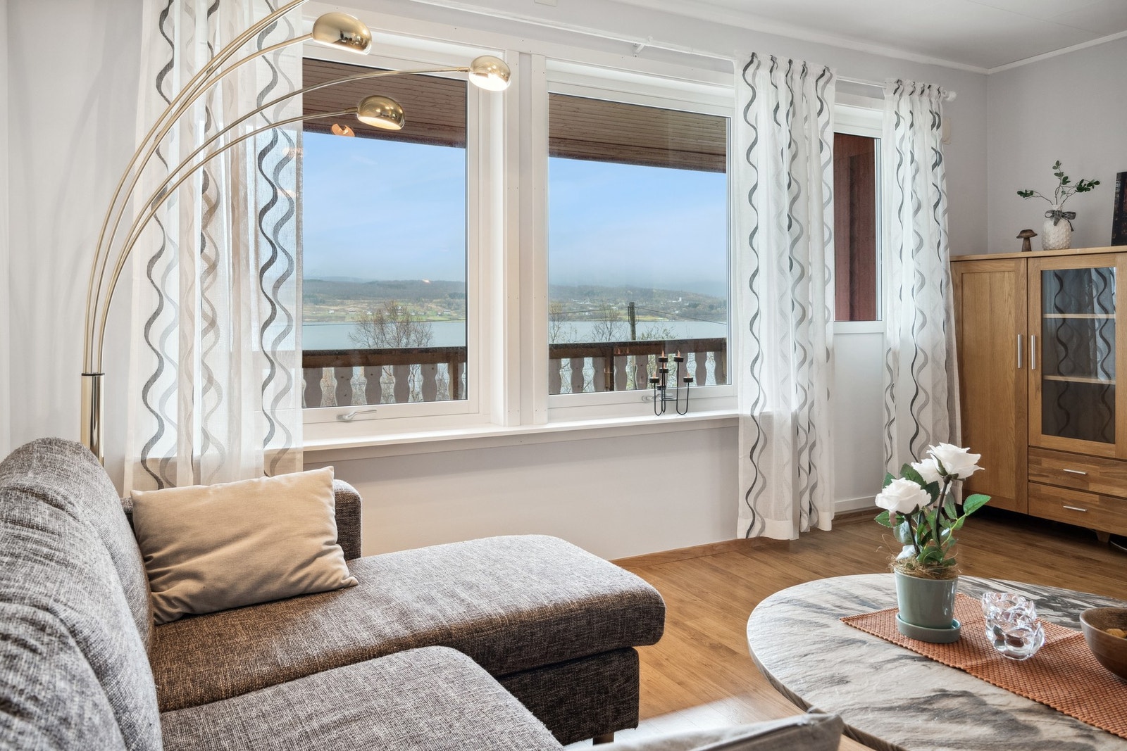 Fra sofakroken i stua er det nydelig utsikt ut over fjorden og nærmiljøet. Galleribilde