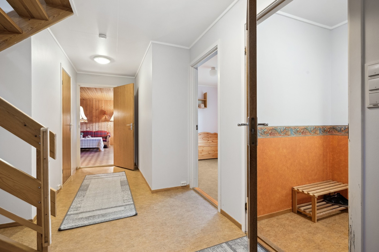 Vindfang til høyre. soverom til høyre, og kjellerstua rett frem. Galleribilde