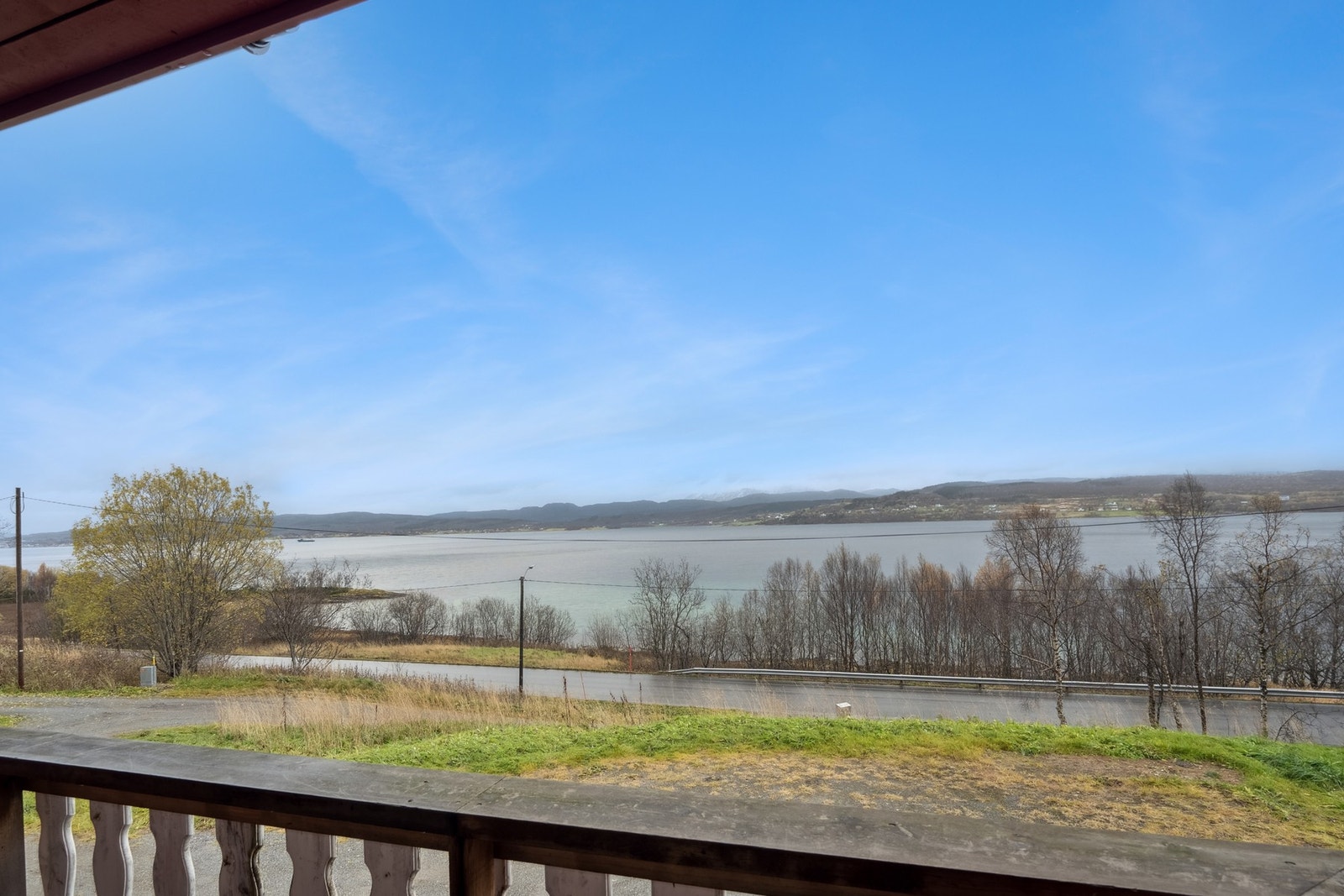 Legg merke til stor gårdsplass på eiendommen. Galleribilde