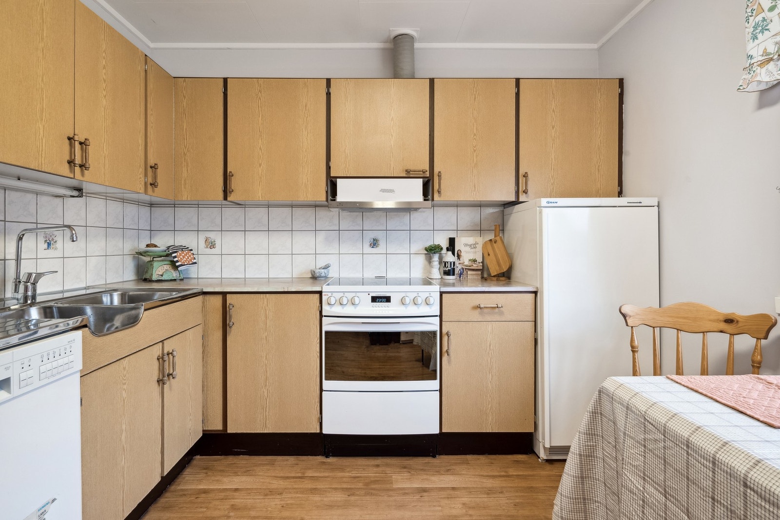 Kjøkkenet er funksjonelt, men har behov for oppgraderinger. Galleribilde