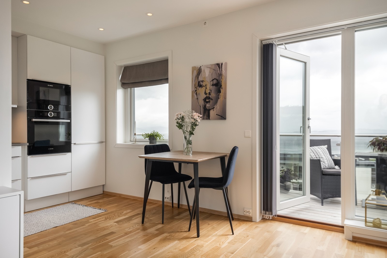 Store vinduer gir mye naturlig lys. Galleribilde