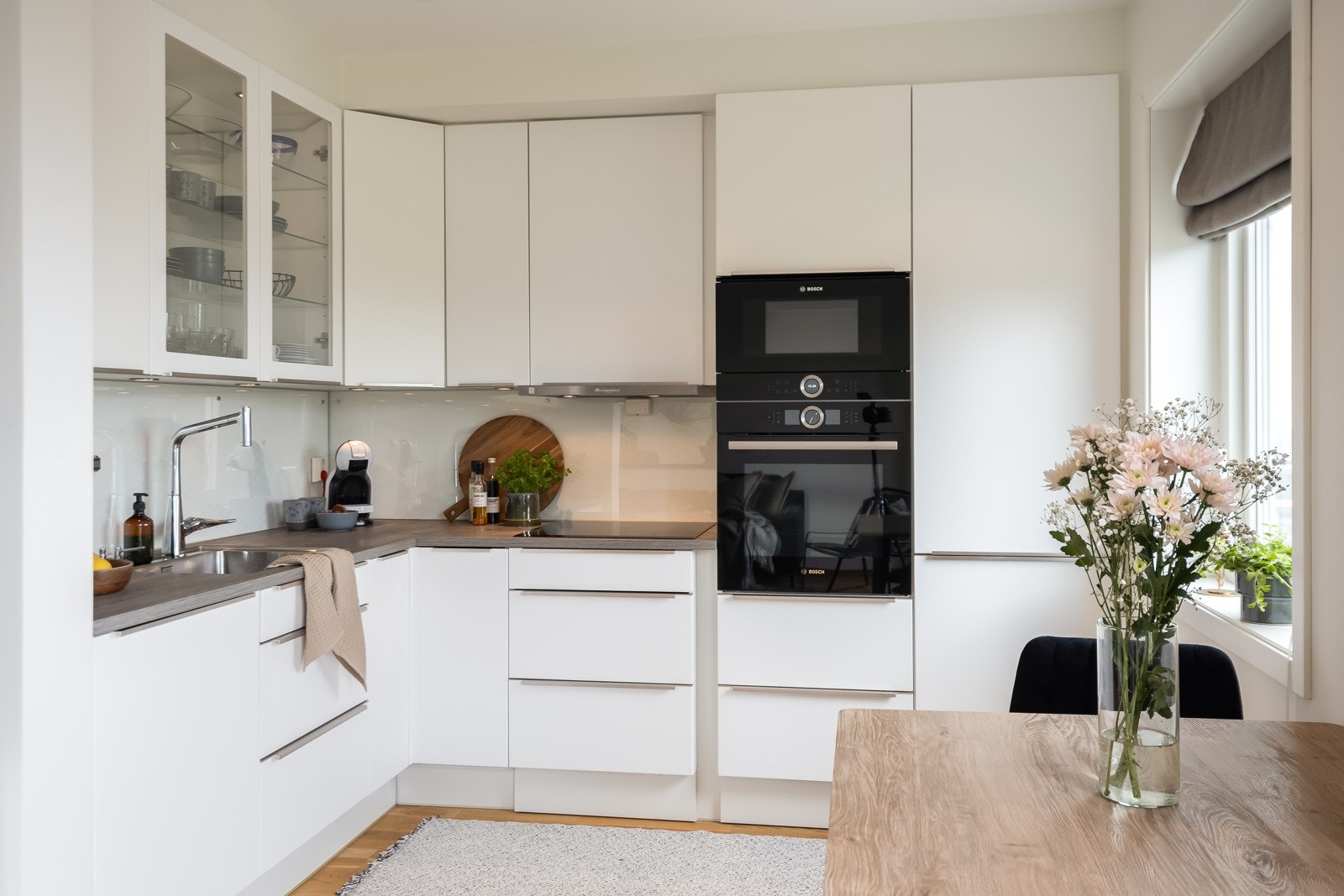 Lyst og pent kjøkken som står godt til øvrige materialvalg. Galleribilde