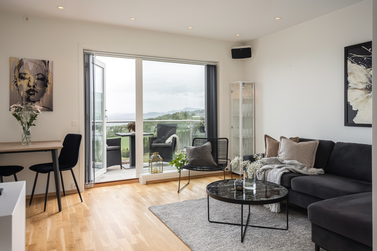 Stue og kjøkken er totalt 23 kvm. Galleribilde