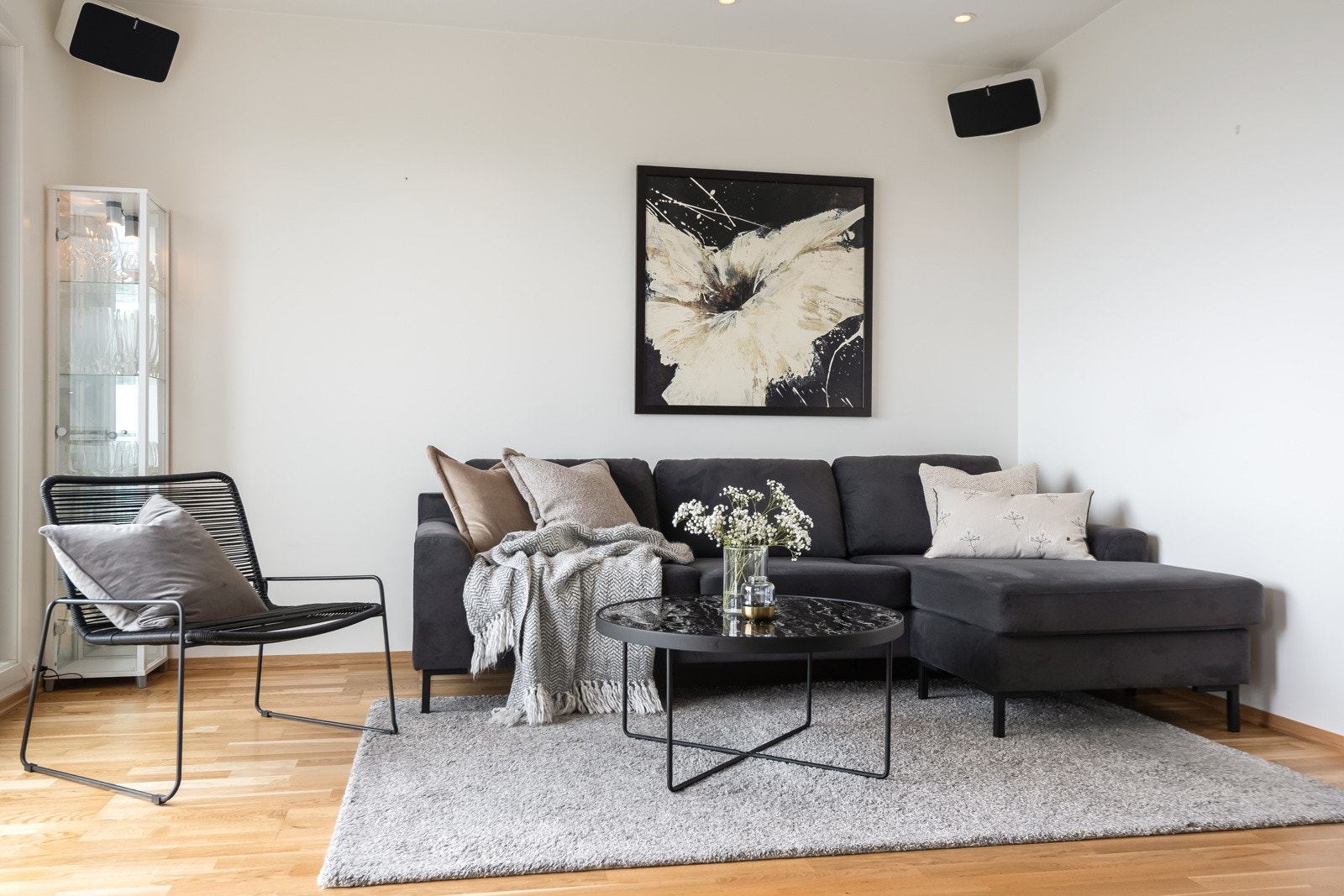 Romslig stue med plass til sofaløsning og spisebord. Galleribilde