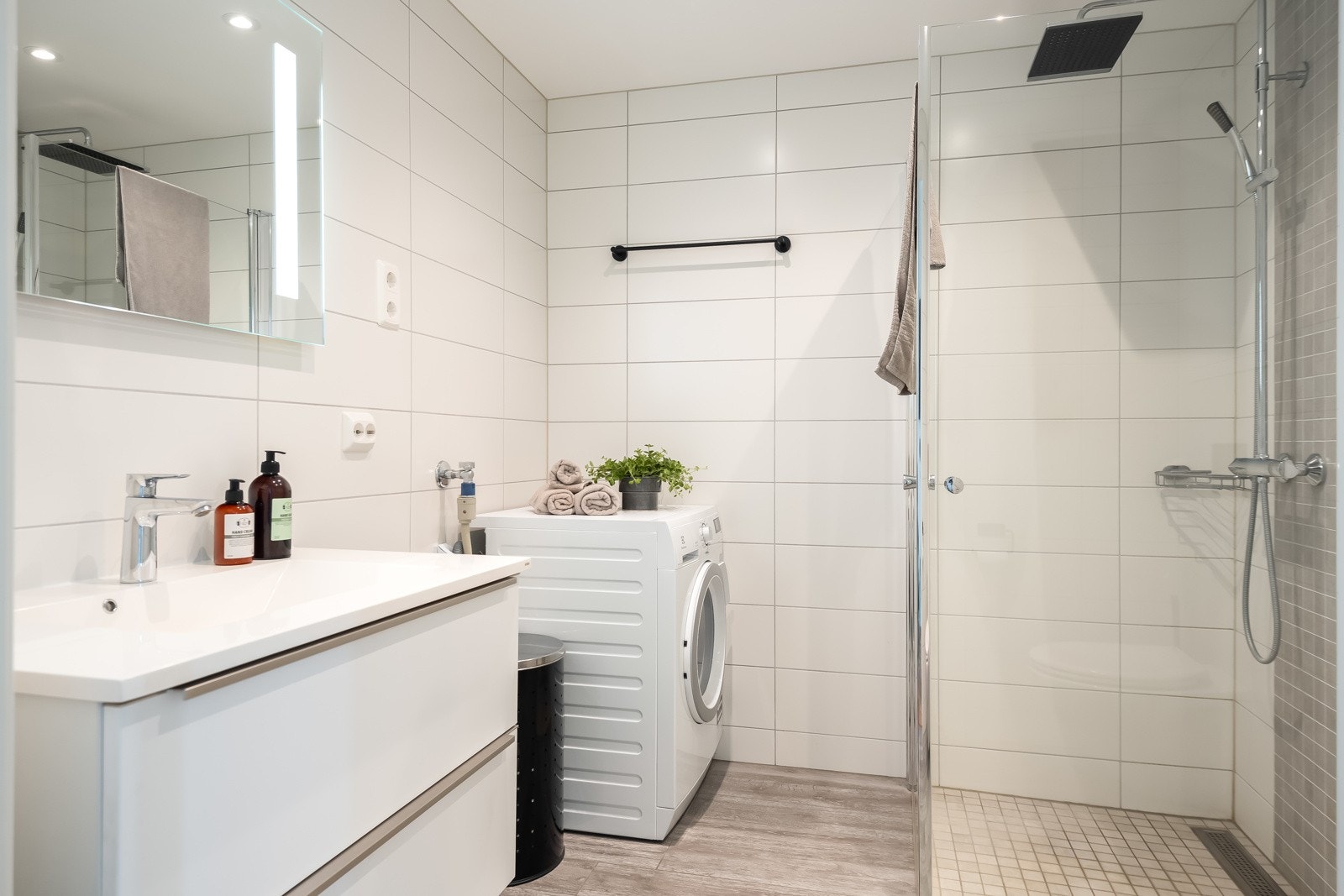 Pent flislagt bad med varme i gulv. Galleribilde