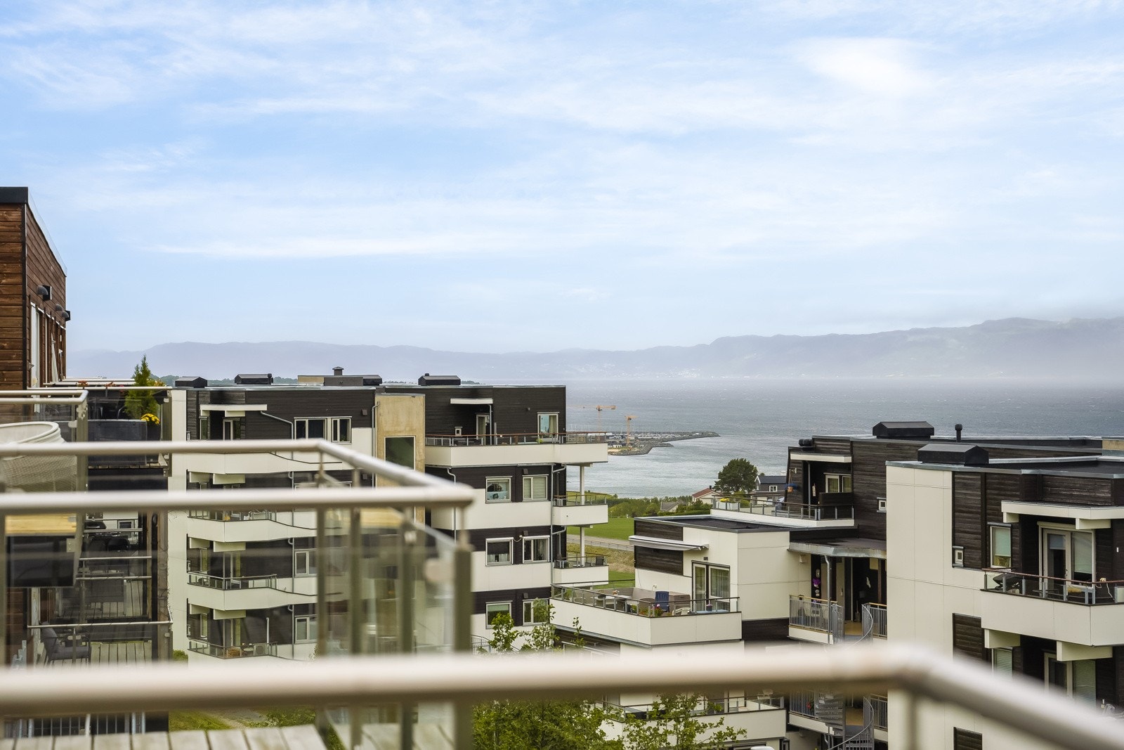 Nydelig utsikt mot fjorden. Galleribilde