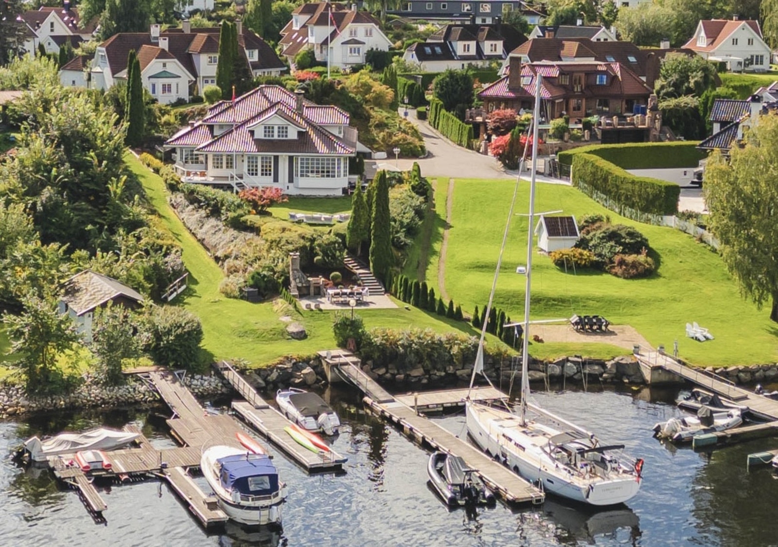 Velkommen til Sundeveien 9. Sjeldent flott strandeiendom med tomt helt ned til vannet med egen brygge med båtplasser. Galleribilde