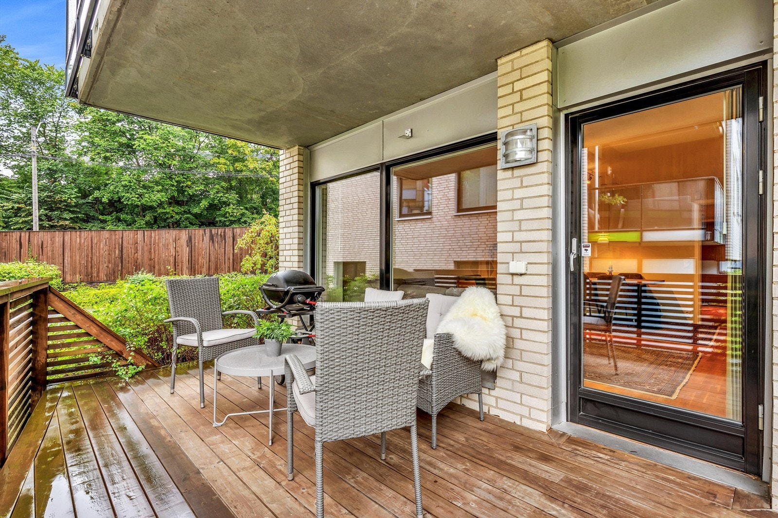 Terrassen har utebelysning og stikkkontakt Galleribilde