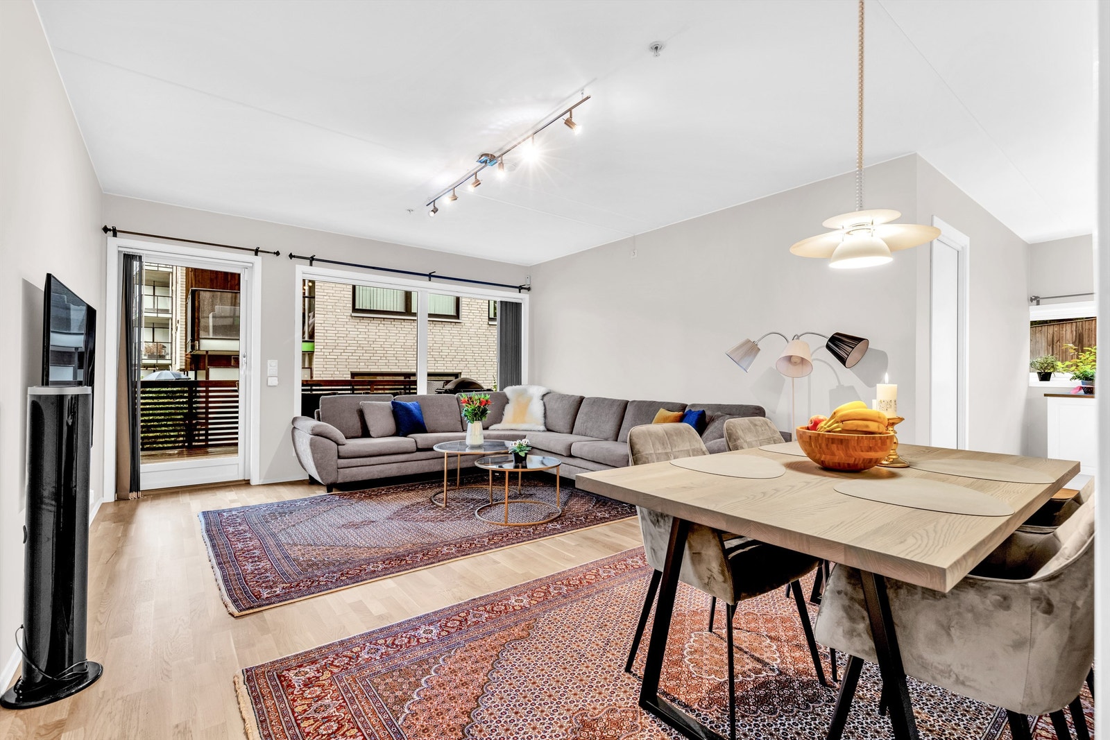 Kjøkkenet er delvis åpent mot stuen Galleribilde