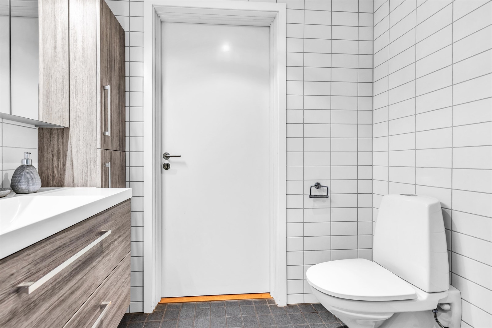 Stilfullt bad med flislagtgulv med varme og vegger, samt nedfelt malt tak med downlights. Galleribilde