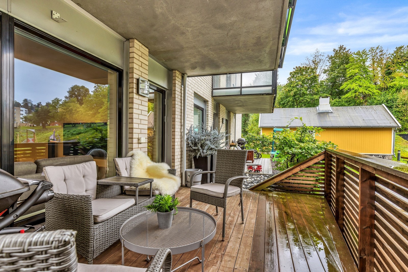 Terrassen har god plass til utemøbler og grill, perfekt for å nyte måltider ute og sosiale stunder i frisk luft. Galleribilde