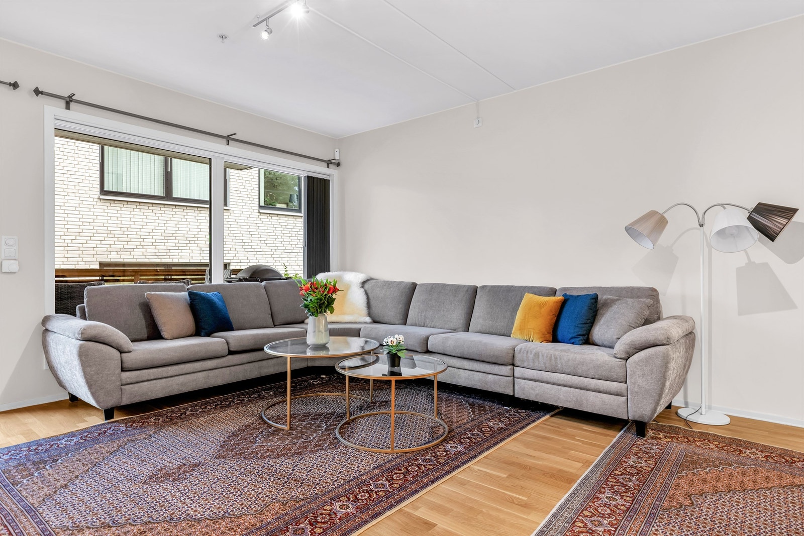 Stuen har store vindusflater som slipper inn rikelig med naturlig lys, og god plass til en stor sofagruppe og andre møbler, som gjør den til et perfekt sted for både avslapning og sosiale sammenkomster Galleribilde