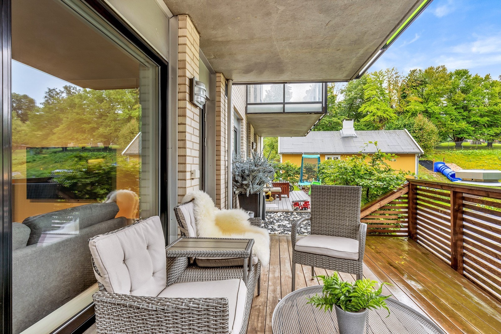 Gulvoverflate er lagt med terrassebord. Galleribilde