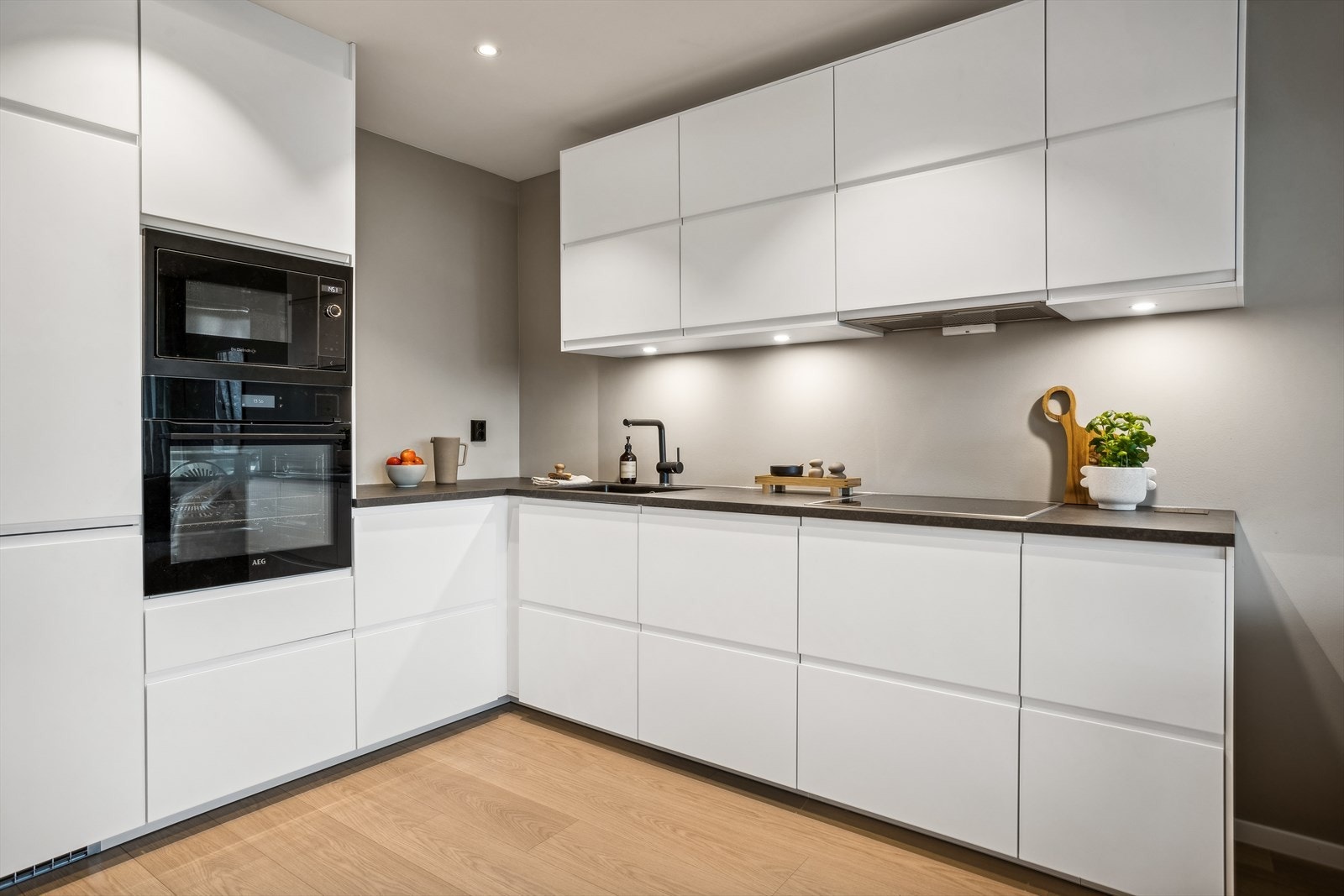 Påkostet kjøkken med gode oppbevaringsmuligheter i skap og skuffer. Galleribilde