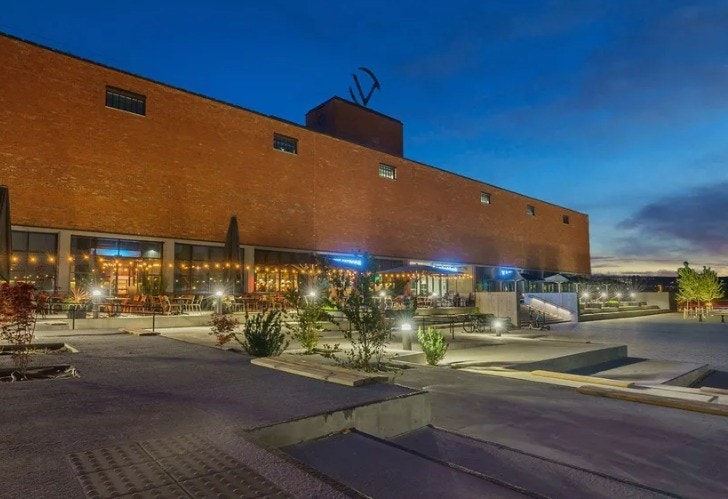 Vinslottet ligger i kort avstand, med flere serveringssteder, butikker og servicetjenester Galleribilde