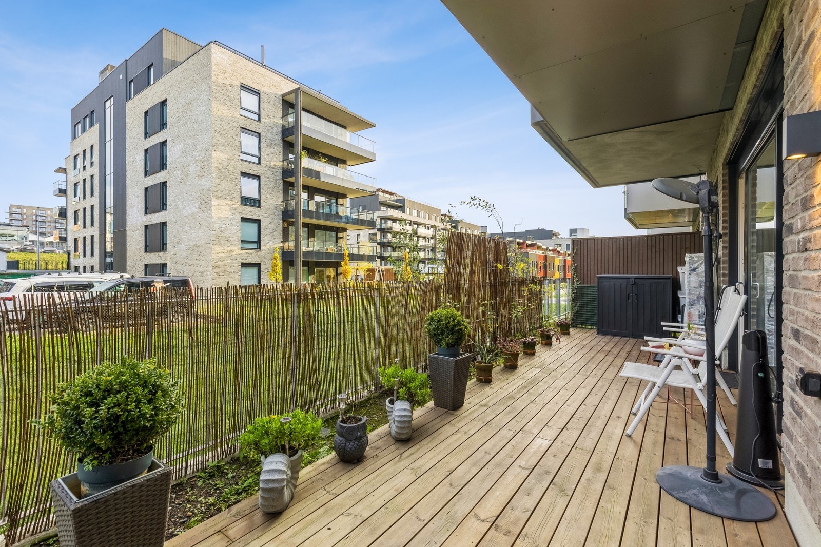 Terrassen har god plass til både utemøbler, grill og øvrig møblement Galleribilde