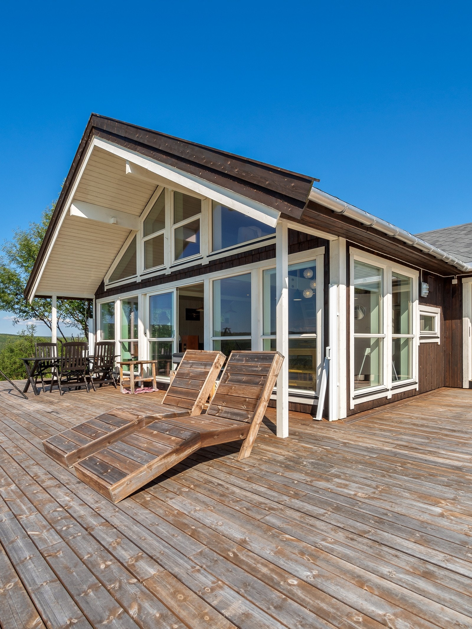 Store panoramavinduter mot sørvest sørger for lys og at man får naturen nesten inn i stua Galleribilde