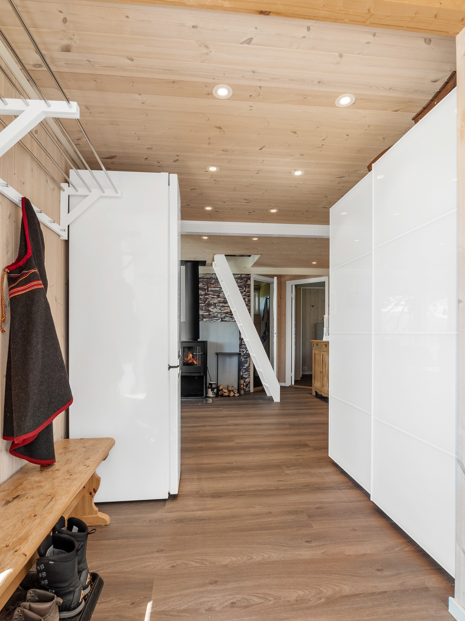 Det er romslig gang med plass til oppbevaring Galleribilde