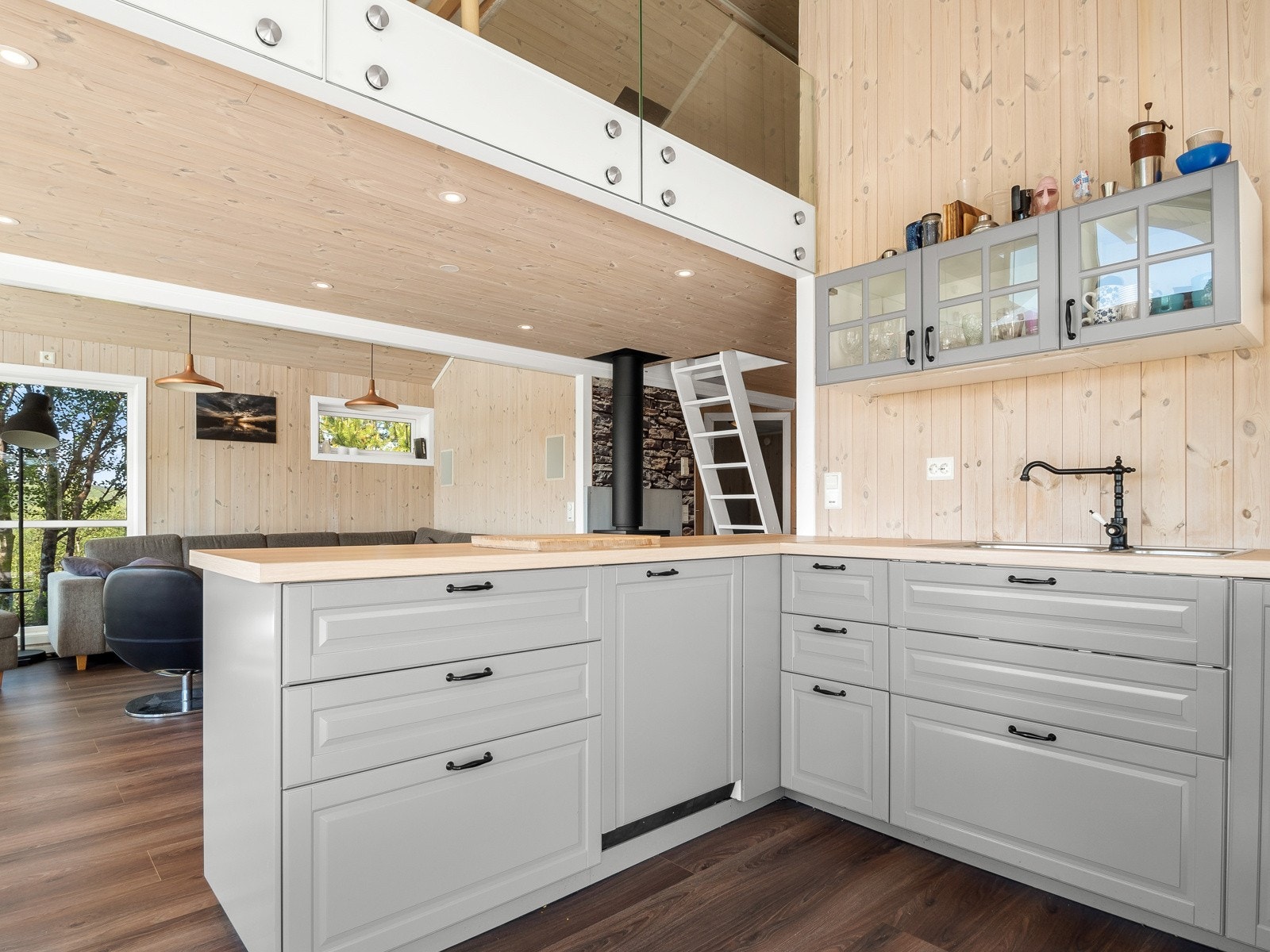 Kjøkkenet har godt med oppbevaringsplass i skuffer og skap, og godt med benkeplass Galleribilde