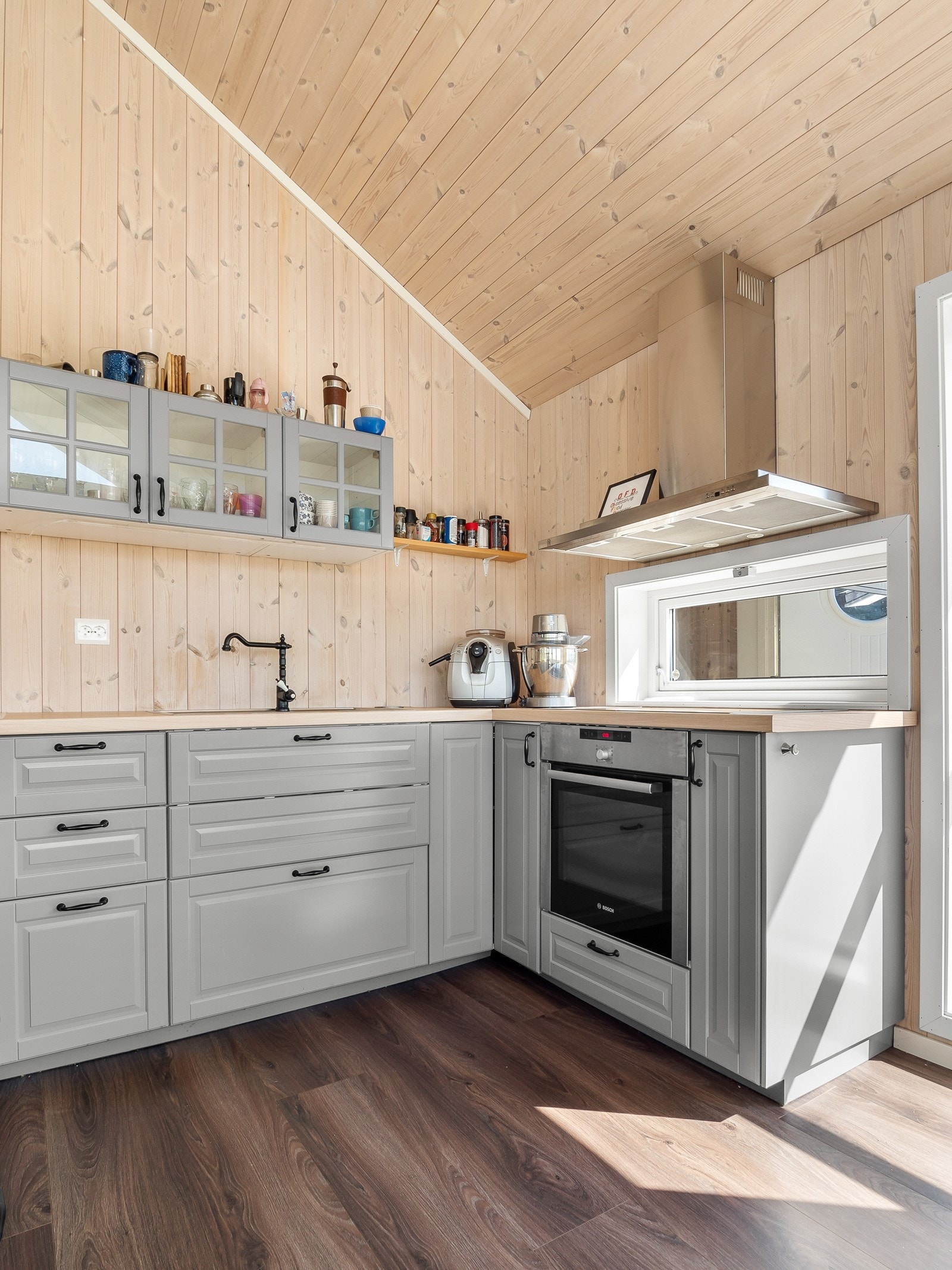 Det er åpen stue/kjøkkenløsning og plass til spisestue i overgangen mellom stue og kjøkken Galleribilde