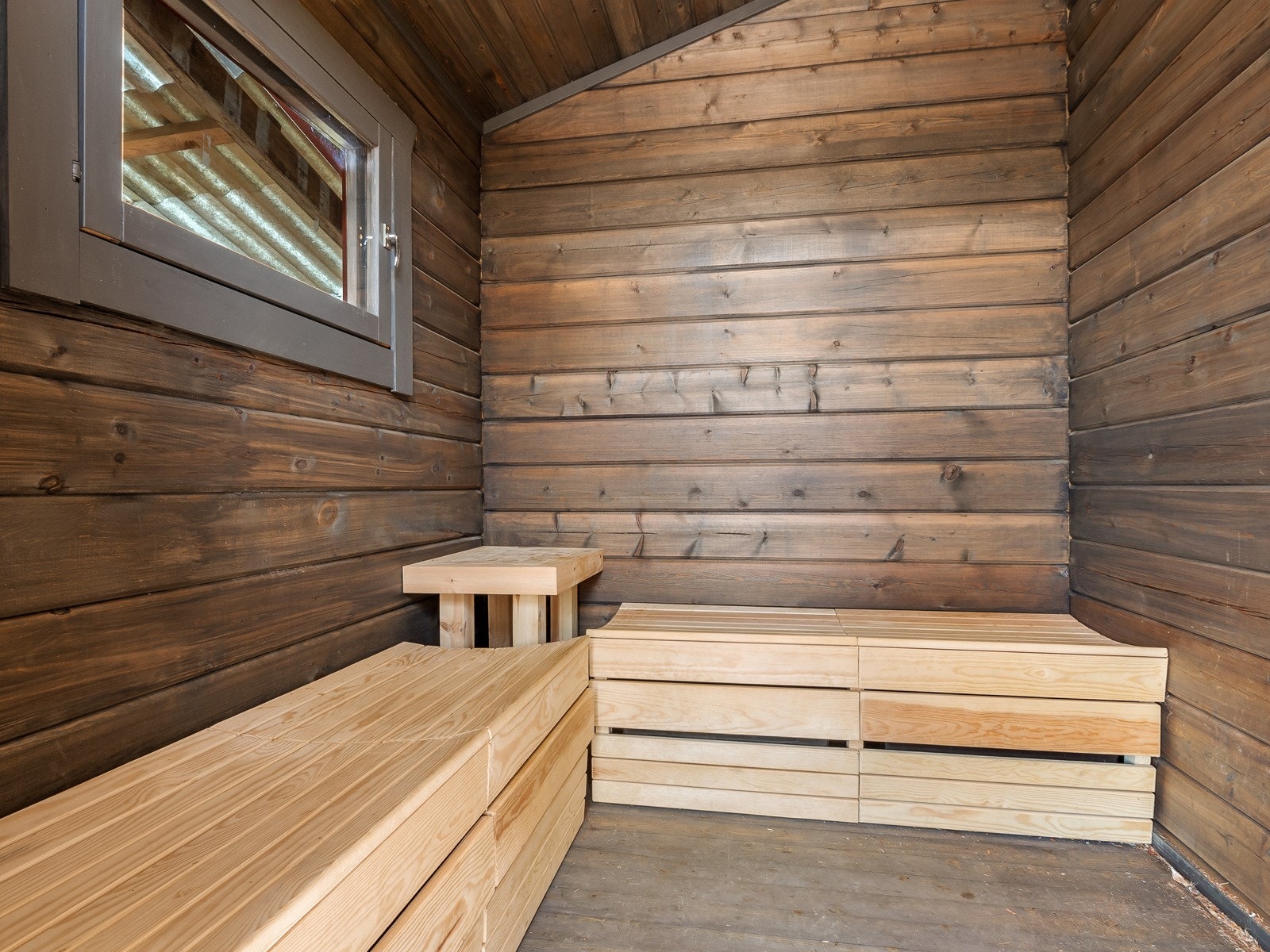 Badstuen har romslig forrom med benker Galleribilde