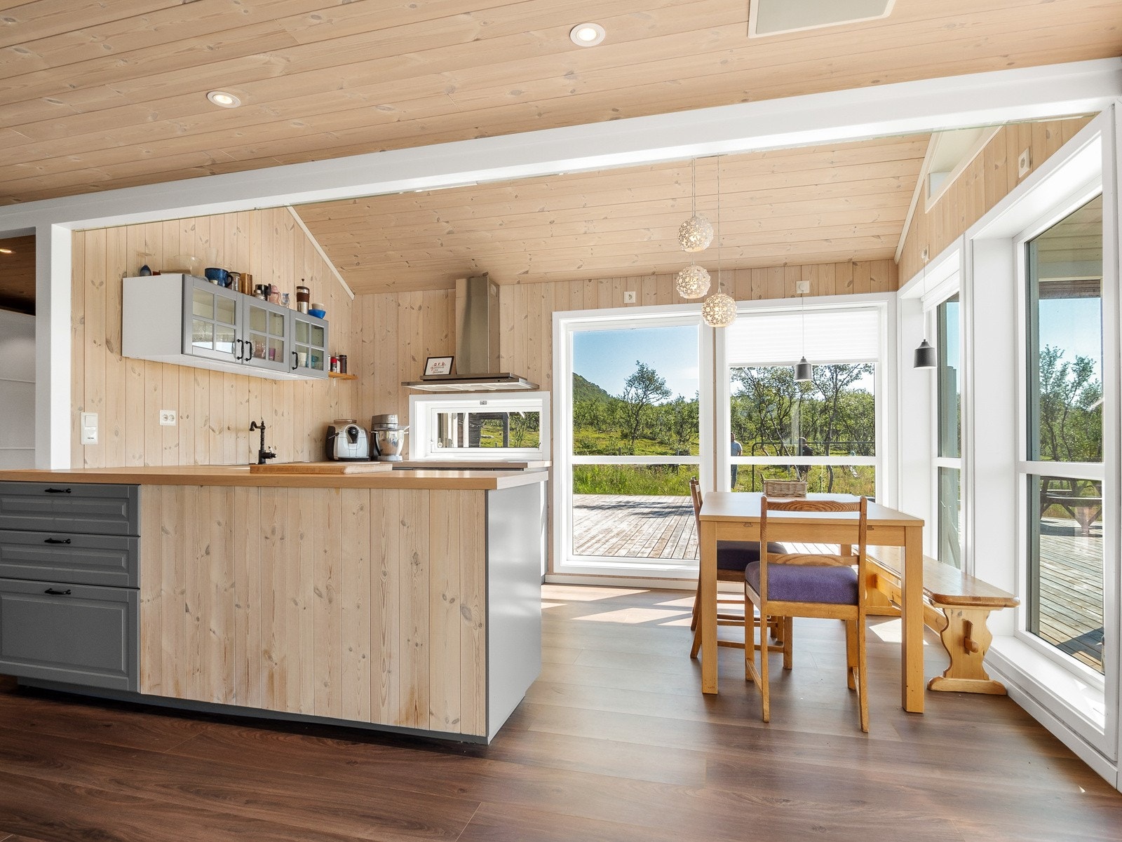 Også ved spisestuen/kjøkkenet er det store vinduer som sørger for lys og utsikt Galleribilde