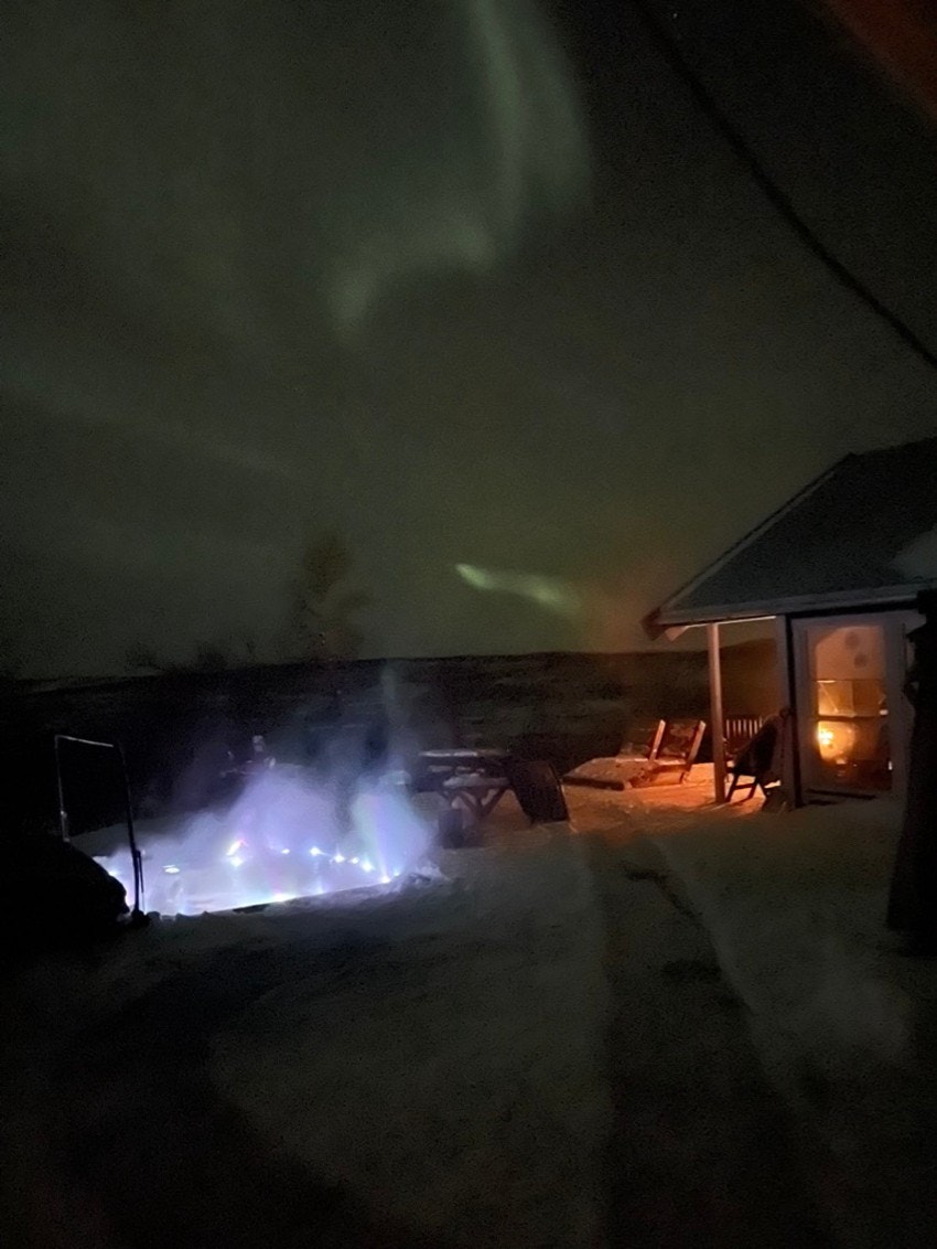 Mellom badstuøktene kan man slappe av i jacuzzien Galleribilde