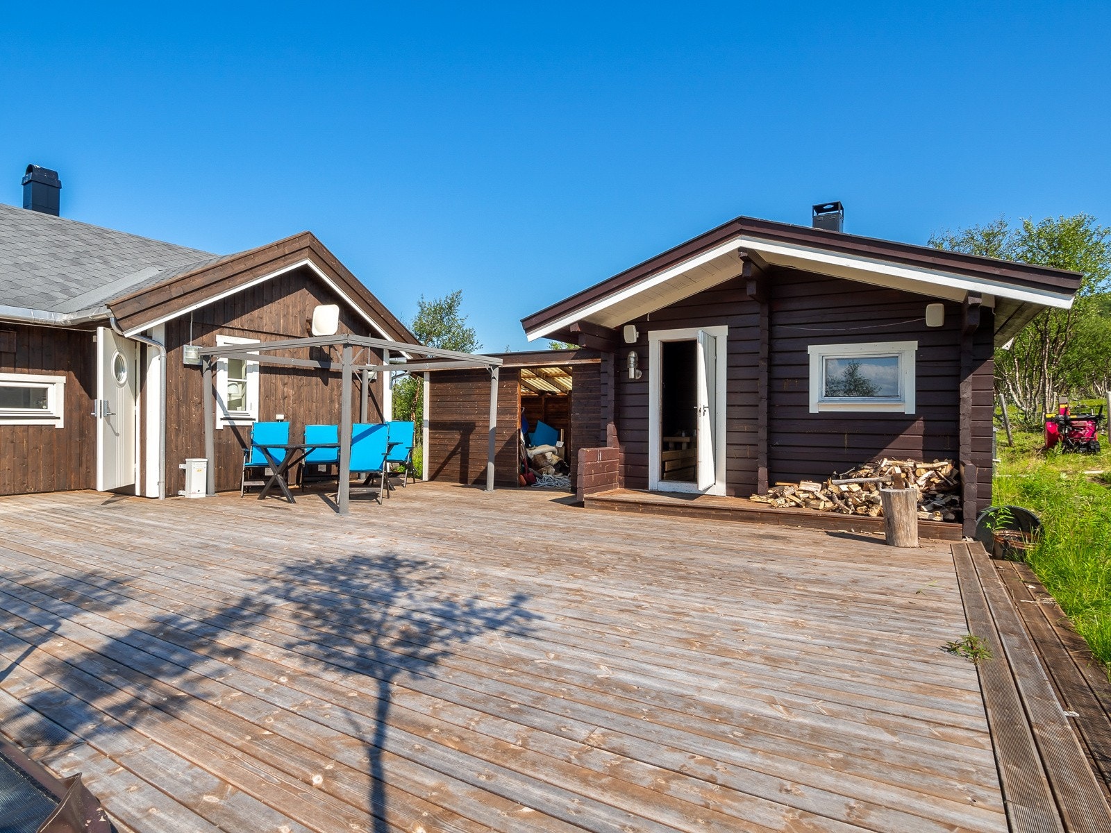 Badstue til høyre i bildet, inngangsparti til venstre Galleribilde