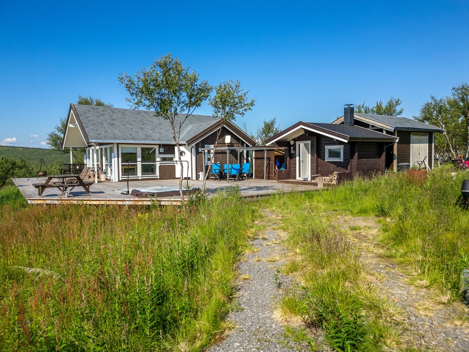 Det er sommervei til eiendommen Galleribilde