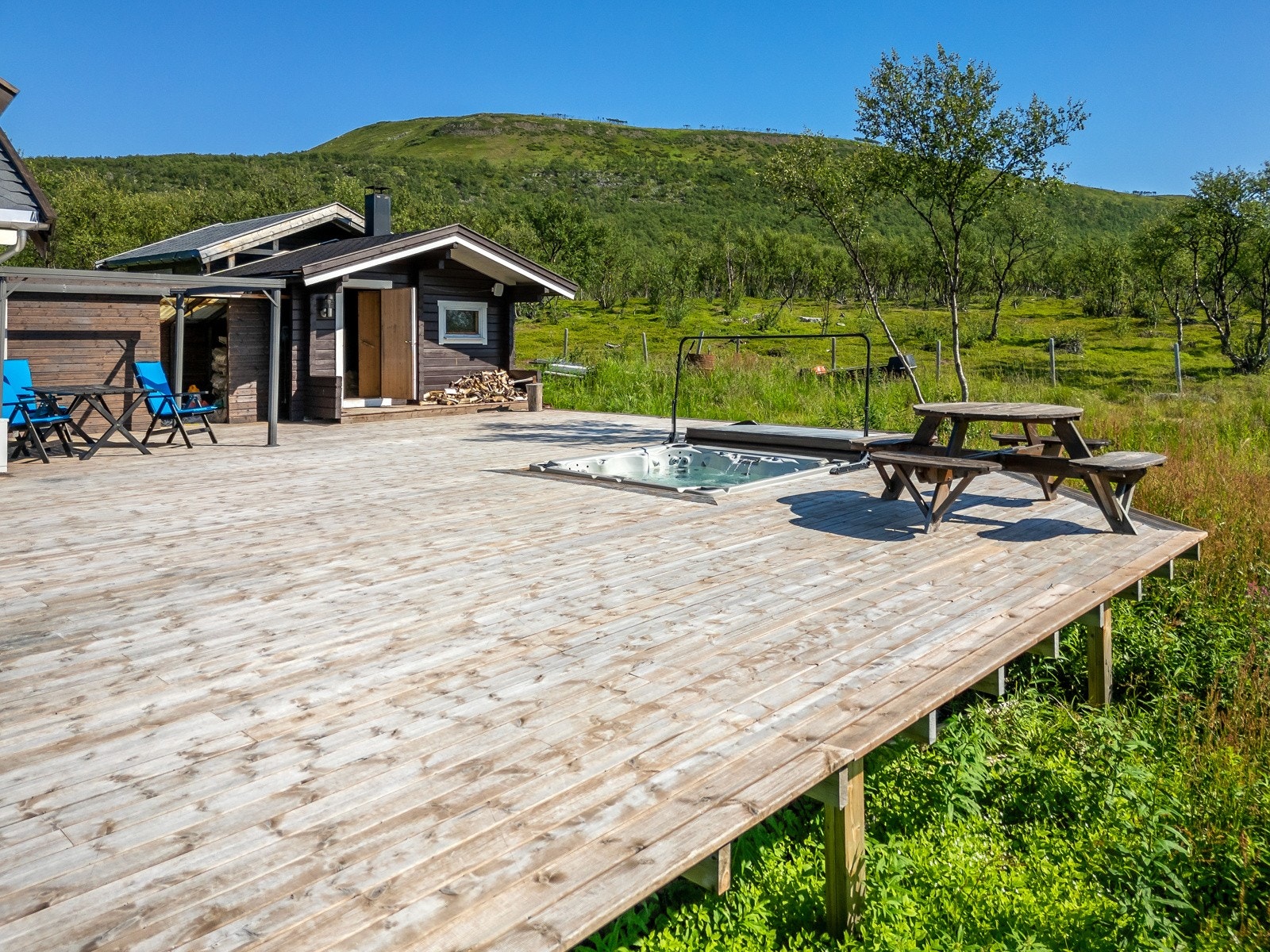 På plattingen er det også nedsenket jacuzzi i tilknytning til badstuen som er i bygningen til venstre i bildet Galleribilde