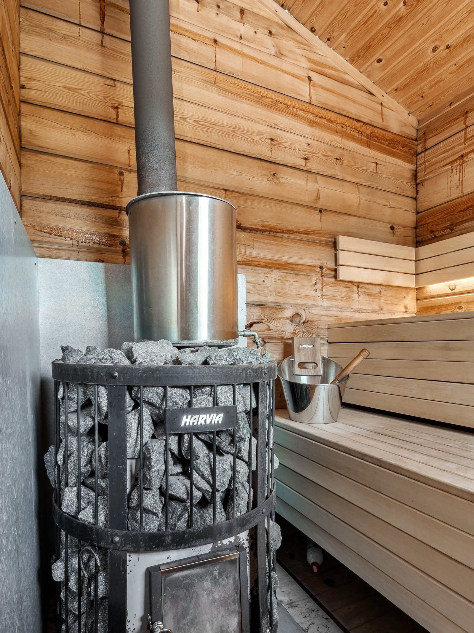 Det er solid badstueovn med vanntank Galleribilde