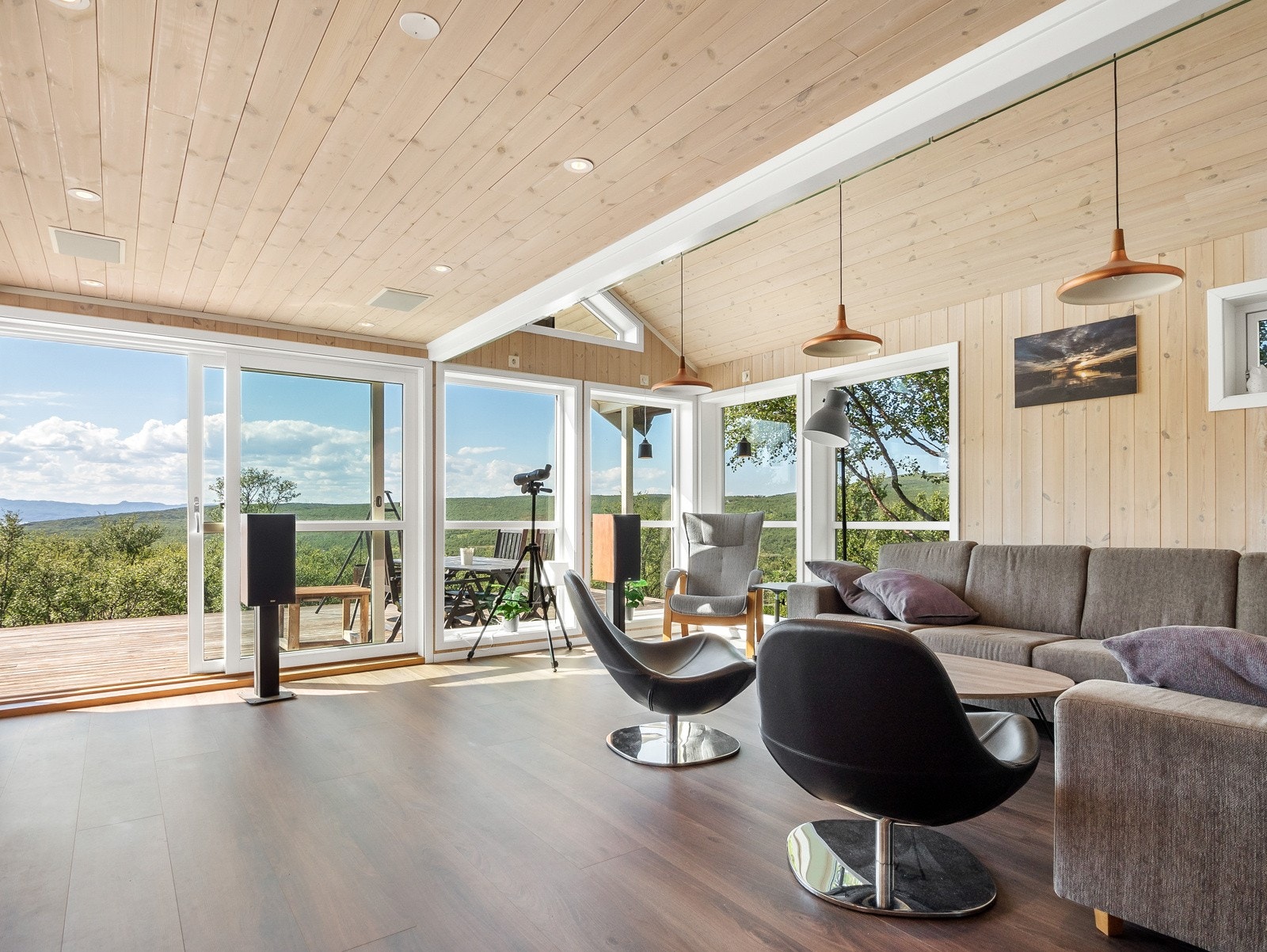 Stua er romslig og har god plass til stor sittegruppe, og herfra kan man nyte en fantastisk utsikt Galleribilde