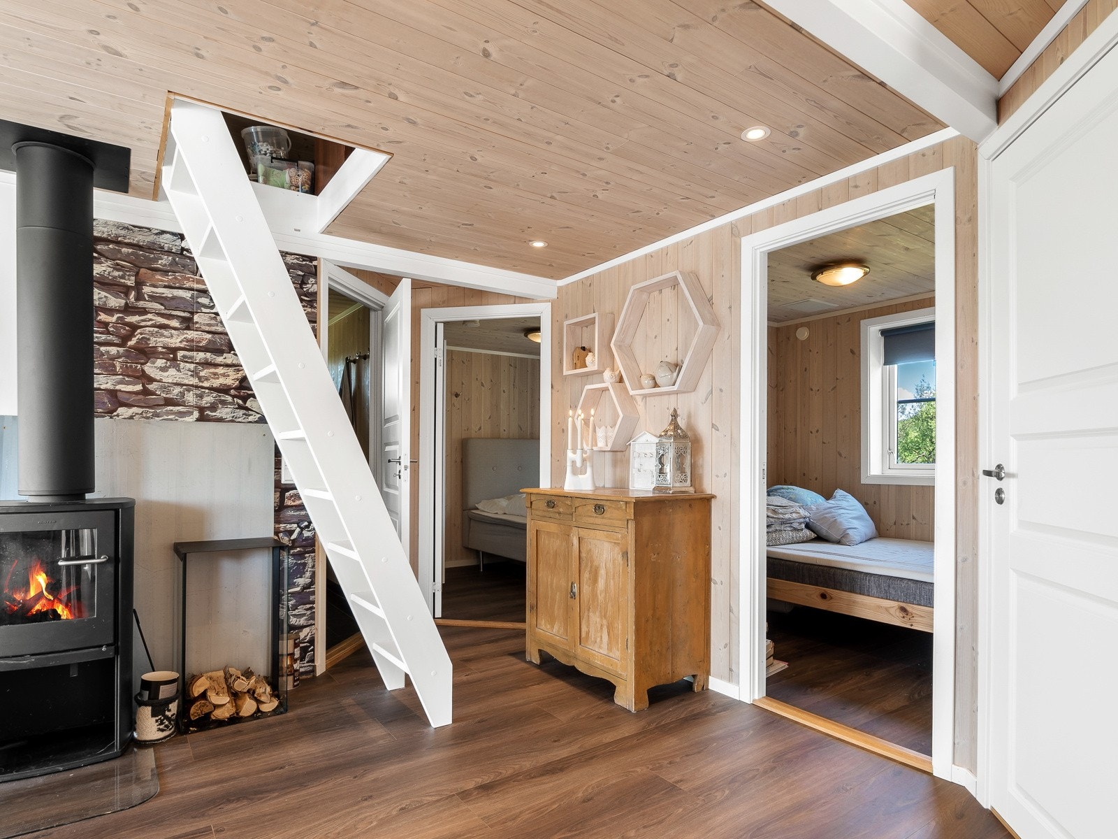 Soverommene og badet er til høyre når man kommer inn i hoveddelen av hytta - trappestige til hems midt i bildet Galleribilde