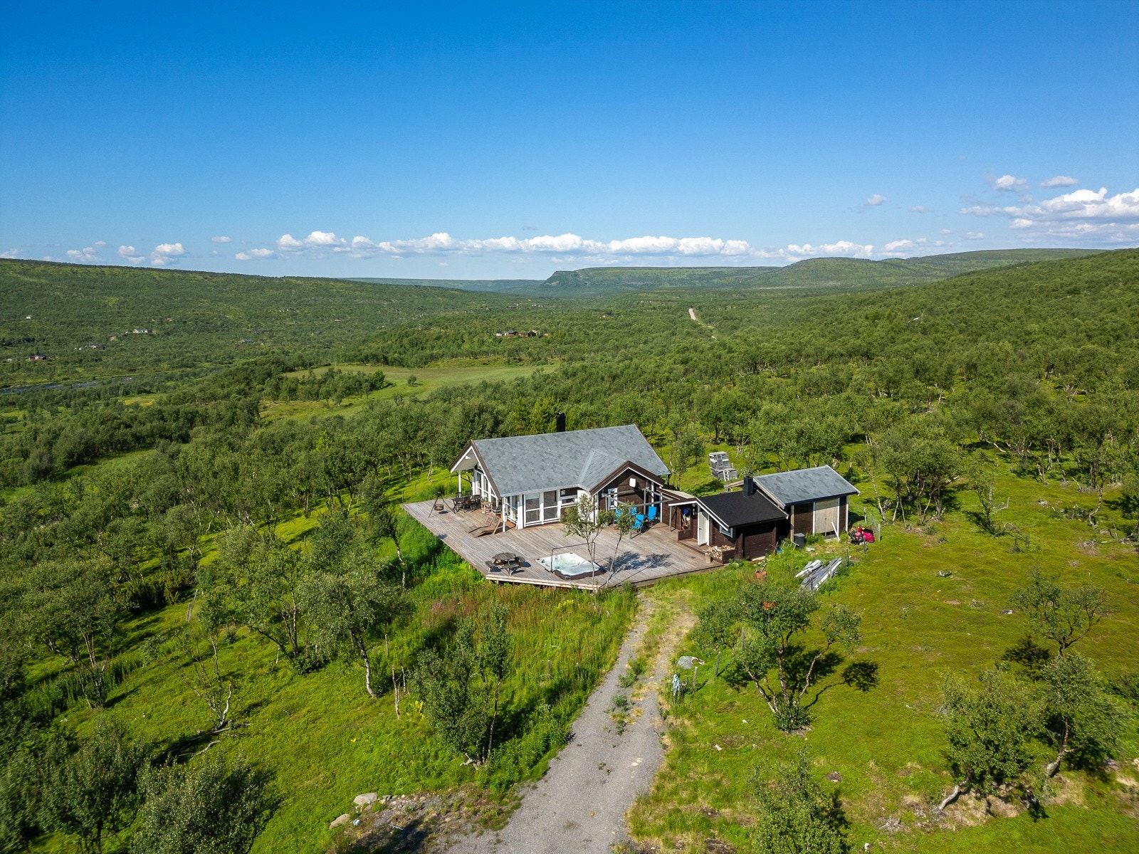 Eiendommen ligger uforstyrret i et område med spredt fritidsbebyggelse Galleribilde