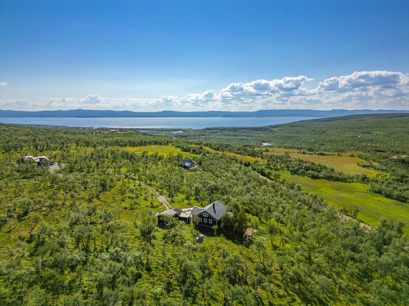 Advokatfirmaet Herstad AS har gleden av å ønske velkommen til en fritidsbolig med fantastisk utsikt! Galleribilde