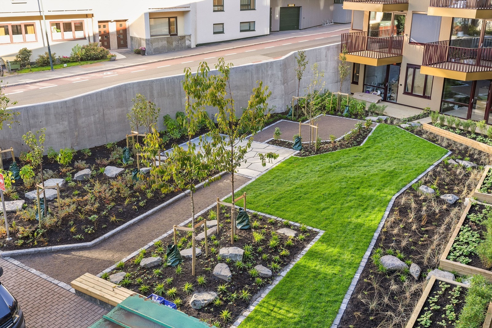 Pent opparbeidet bakhage for borettslaget. Galleribilde