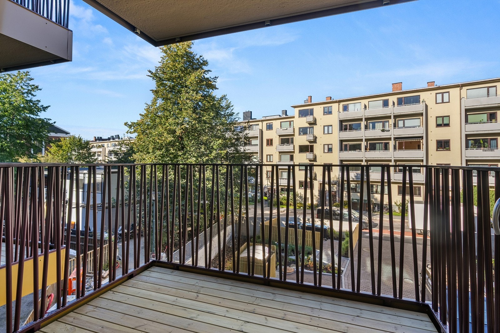 Balkong vender ut mot Sandakerveien og mot sørvest. Galleribilde
