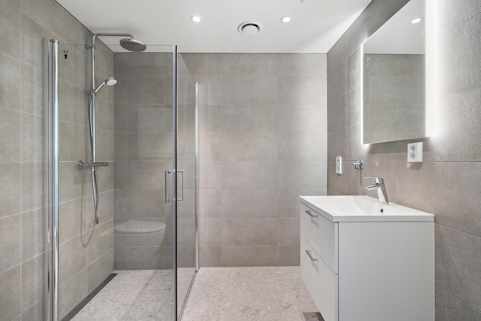 Badet er innredet med servant og servantskap med 2 skuffer. Speilskap med integrert lys. Det er opplegg for vaskemaskin og tørketrommel. Galleribilde