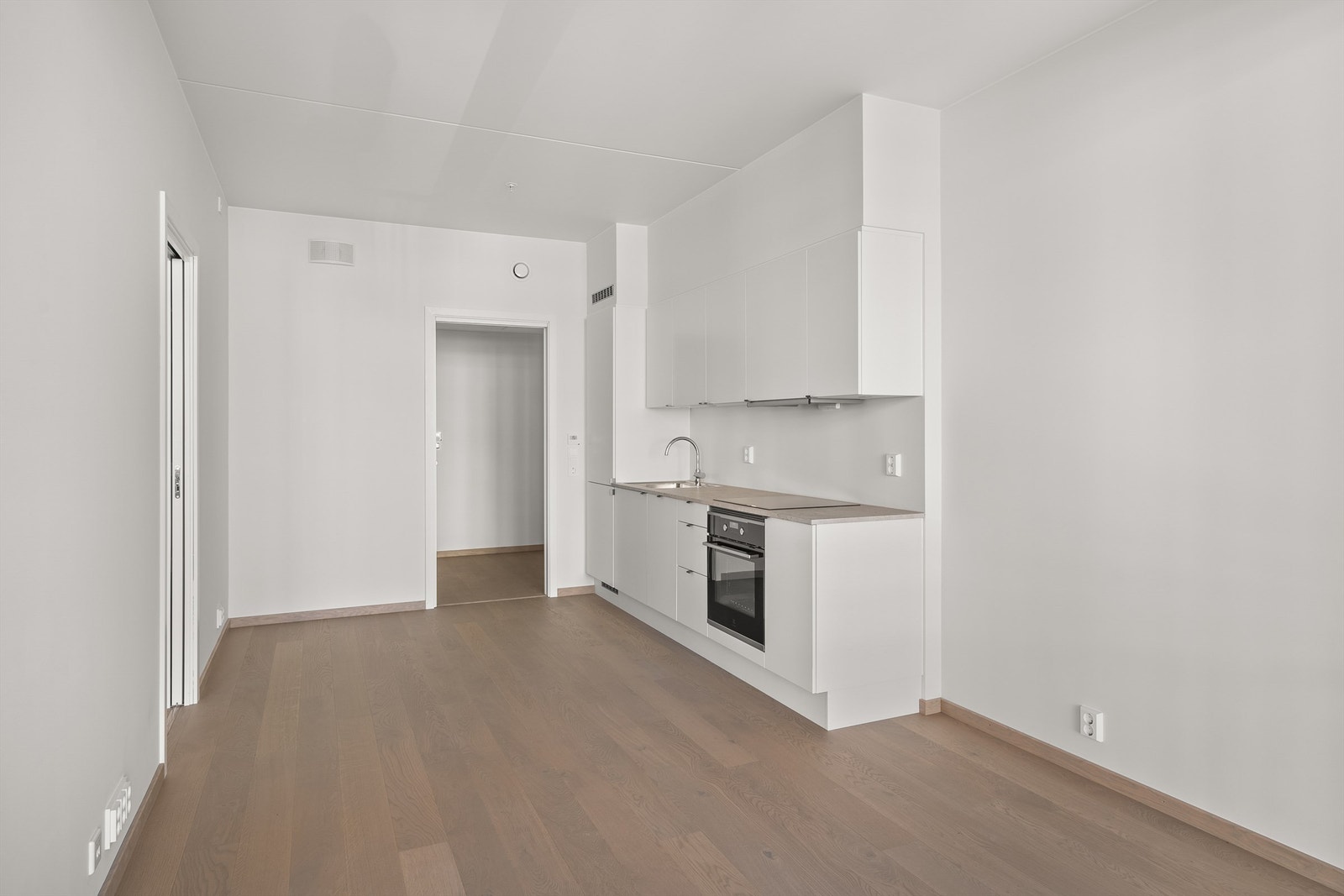 Det er plass til spisebord og sofamøblement i stue/kjøkken delen. Galleribilde