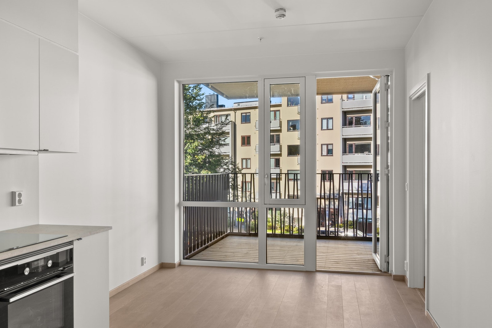 Leiligheten innehar en stue med en åpen kjøkkenløsning og store vindusflater som gir godt med lysinnslipp. Galleribilde