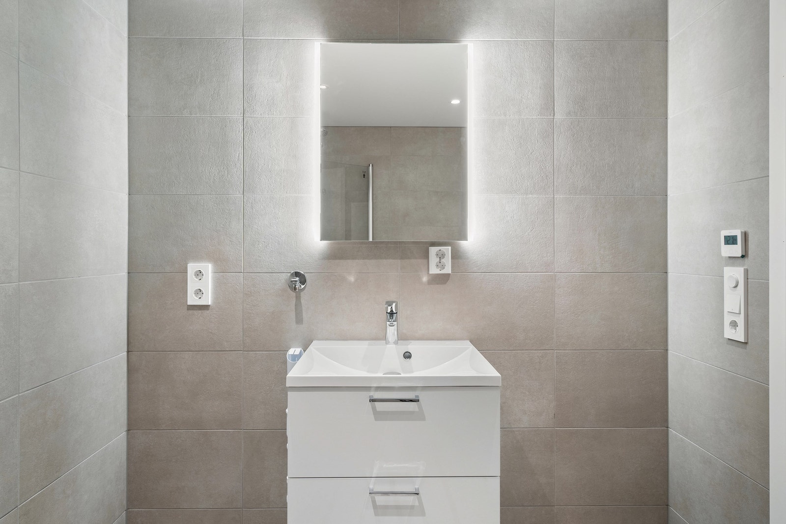 Vegghengt toalett og servant med skuffeseksjoner. Galleribilde